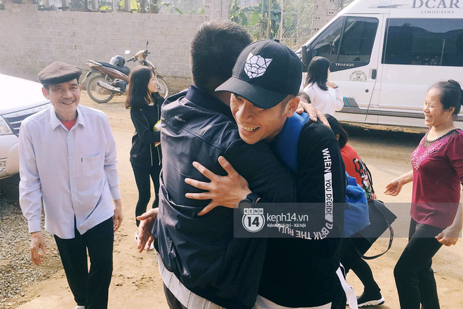 Anh em Tiến Dũng U23 về nhà ăn Tết, mua tivi mới cho gia đình vì muốn chúng con đá ở đâu, bố mẹ cũng có thể nhìn thấy